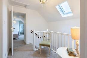 5 Bedrooms/sleeps 10-12/free Wifi & Parking/garden