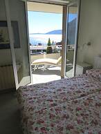 Selva 1 Lake View Apartment in Ghiffa With Pool