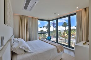 Fourteen at Mullet Bay