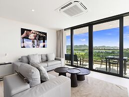 Fourteen at Mullet Bay