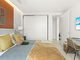 Fourteen at Mullet Bay