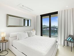 Fourteen at Mullet Bay