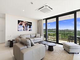 Fourteen at Mullet Bay