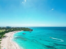 Fourteen at Mullet Bay