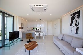 Fourteen at Mullet Bay