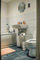 Bv Cosy Basement Apartment At Conditioning House