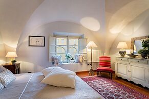 The Arnolfini Portrait Apartment