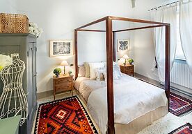 The Arnolfini Portrait Apartment