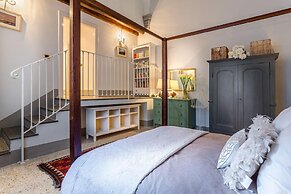 The Arnolfini Portrait Apartment