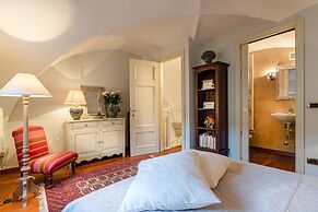 The Arnolfini Portrait Apartment