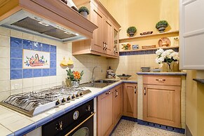 The Arnolfini Portrait Apartment