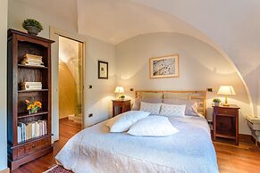 The Arnolfini Portrait Apartment