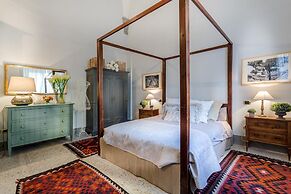 The Arnolfini Portrait Apartment