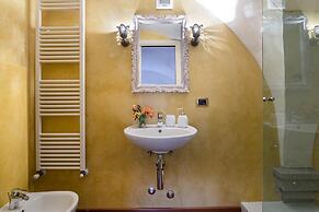 The Arnolfini Portrait Apartment