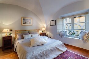 The Arnolfini Portrait Apartment