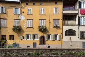 Casa Janca in Lucca With 1 Bedrooms and 2 Bathrooms