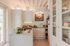 La Casina in Lucca With 2 Bedrooms and 3 Bathrooms