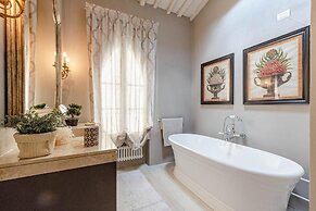 La Casina in Lucca With 2 Bedrooms and 3 Bathrooms