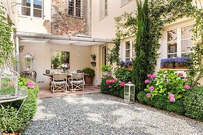 La Casina in Lucca With 2 Bedrooms and 3 Bathrooms