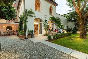 La Casina in Lucca With 2 Bedrooms and 3 Bathrooms