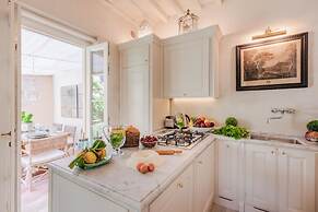 La Casina in Lucca With 2 Bedrooms and 3 Bathrooms