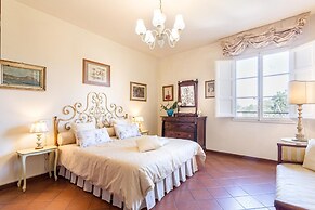 Casa Emy in Lucca With 3 Bedrooms and 2 Bathrooms