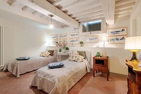 Casa Poggi in Lucca With 5 Bedrooms and 3 Bathrooms