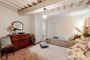 Casa Poggi in Lucca With 5 Bedrooms and 3 Bathrooms