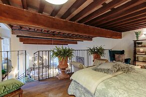 Casa Poggi in Lucca With 5 Bedrooms and 3 Bathrooms