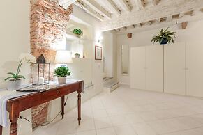 The 1400 s Apartment