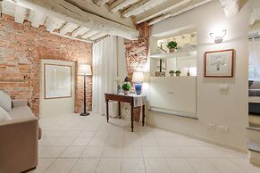 The 1400 s Apartment