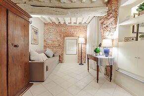 The 1400 s Apartment