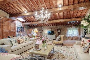Villa Hugo in Lucca With 5 Bedrooms and 6 Bathrooms