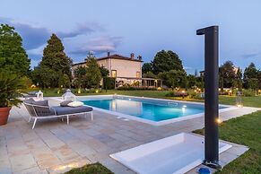 Villa Hugo in Lucca With 5 Bedrooms and 6 Bathrooms