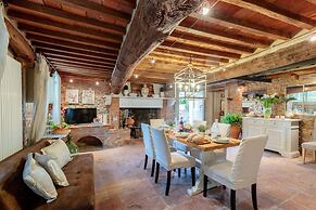 Villa Hugo in Lucca With 5 Bedrooms and 6 Bathrooms