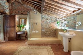 Villa Hugo in Lucca With 5 Bedrooms and 6 Bathrooms