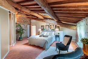 Villa Hugo in Lucca With 5 Bedrooms and 6 Bathrooms