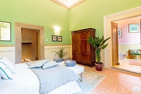 Villa Hugo in Lucca With 5 Bedrooms and 6 Bathrooms