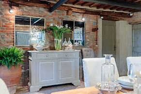 Villa Hugo in Lucca With 5 Bedrooms and 6 Bathrooms