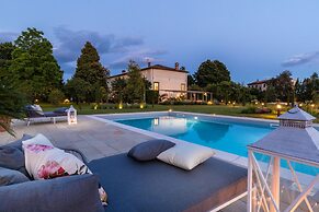 Villa Hugo in Lucca With 5 Bedrooms and 6 Bathrooms
