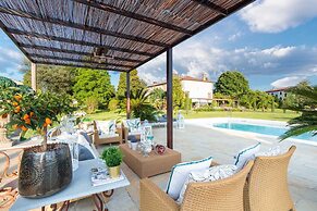 Villa Hugo in Lucca With 5 Bedrooms and 6 Bathrooms