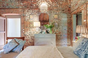 Villa Hugo in Lucca With 5 Bedrooms and 6 Bathrooms