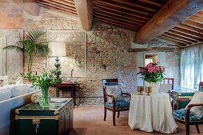 Villa Hugo in Lucca With 5 Bedrooms and 6 Bathrooms