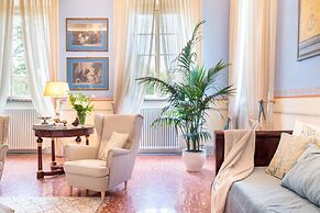 Villa Hugo in Lucca With 5 Bedrooms and 6 Bathrooms