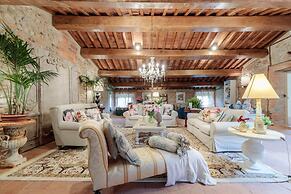 Villa Hugo in Lucca With 5 Bedrooms and 6 Bathrooms