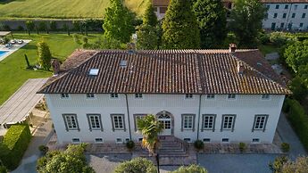 Villa Hugo in Lucca With 5 Bedrooms and 6 Bathrooms