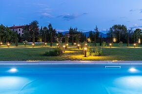 Villa Hugo in Lucca With 5 Bedrooms and 6 Bathrooms
