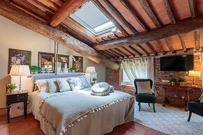 Villa Hugo in Lucca With 5 Bedrooms and 6 Bathrooms