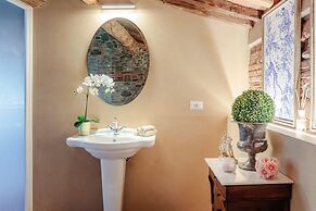 Villa Hugo in Lucca With 5 Bedrooms and 6 Bathrooms