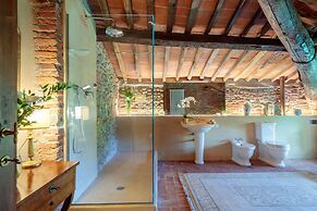Villa Hugo in Lucca With 5 Bedrooms and 6 Bathrooms